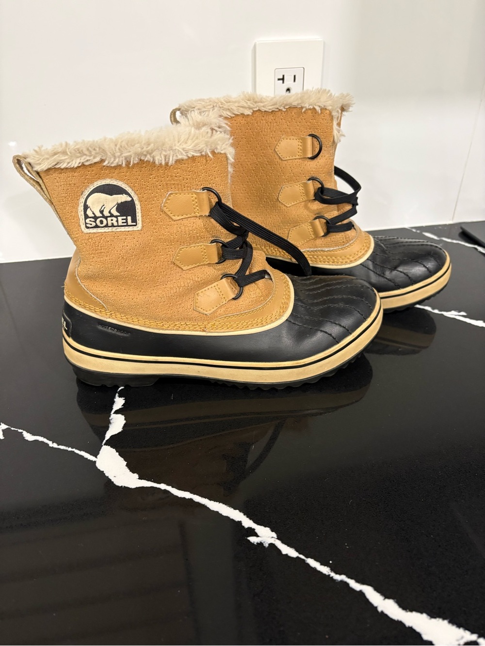 Sorel Tan and Black Women's Winter Fur-Trim Duck Boots size 8
